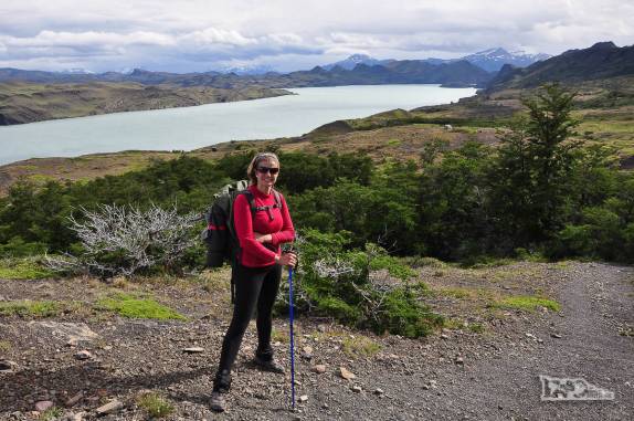 A caminho do acampamento Los Cuernos, caminhando ao lado do lago Nordenskjold, no Parque Nacional Torres del Paine, no sul do Chile